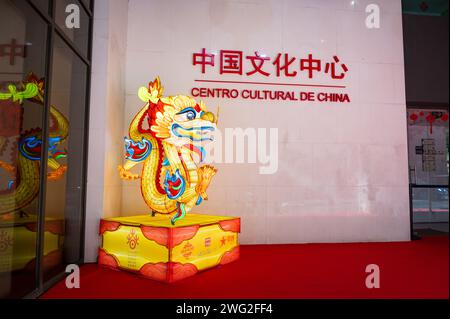 Madrid, Spagna. 2 febbraio 2024. Una lampada a forma di drago vista durante la presentazione della programmazione culturale della città di Madrid per il capodanno cinese, l'anno del drago, nel Centro culturale Cinese di Madrid. (Immagine di credito: © Alberto Gardin/SOPA Images via ZUMA Press Wire) SOLO USO EDITORIALE! Non per USO commerciale! Foto Stock