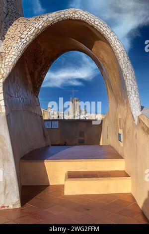 Barcellona, Catalogna, Spagna-Feb. 27, 2022: Dettagli dal tetto di Casa Mila o la Pedrera. Fu l'ultima residenza privata progettata da Antoni Gaud Foto Stock