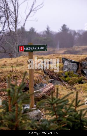 Cartello segnaletico per il sentiero Askøy på langs, un sentiero di lunga percorrenza che attraversa l'isola di Ask, Bergen, Norvegia Foto Stock