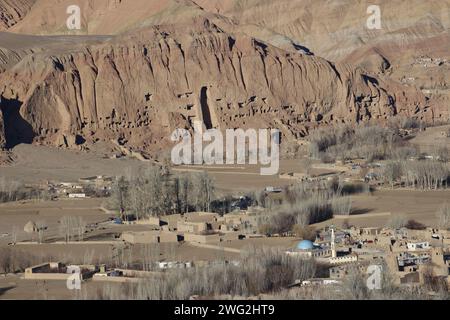 La splendida vista della Valle di Bamiyan con maestose formazioni rocciose e vegetazione secca. Afghanistan Foto Stock