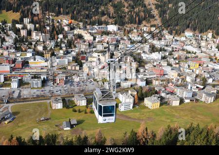 Alpi svizzere: la funivia per il Jakobshorn sopra la città di Davos nel cantone dei Grigioni Foto Stock