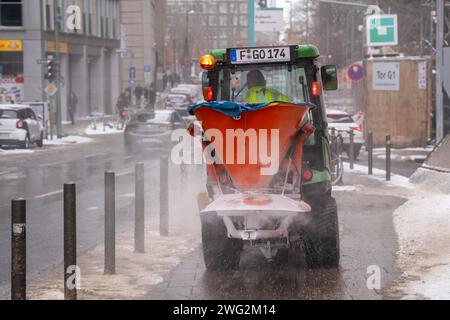 Inizio invernale, manutenzione invernale, rimozione di neve e ghiaccio dai marciapiedi, spazzatrice, trattore per manutenzione invernale, Francoforte, Assia, Germania, Foto Stock