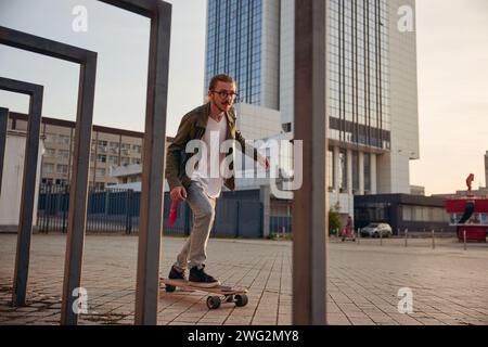 Fantastico pendolare in skateboard sullo sfondo moderno della città Foto Stock