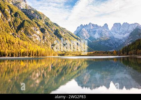 Montagne panoramiche e acque calme del Dürrensee (Lago di Landro) nelle Dolomiti italiane in una giornata di sole a ottobre. Foto Stock