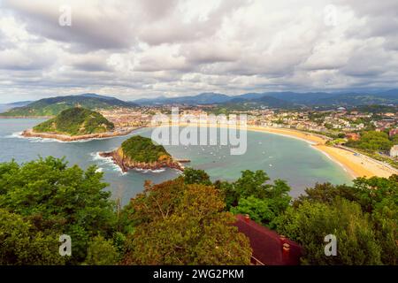 Vista ad angolo alto su San Sebastian, Paesi Baschi spagnoli, Spagna, nuvoloso giorno estivo a giugno Foto Stock
