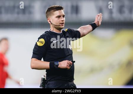 Venlo, Paesi Bassi. 2 febbraio 2024. VENLO, PAESI BASSI - 2 FEBBRAIO: L'arbitro Thomas Hardeman gestures durante il Keuken Kampioen Divisie match tra VVV-Venlo e Jong PSV a Covebo Stadion - De Koel il 2 febbraio 2024 a Venlo, Paesi Bassi. (Foto di Broer van den Boom/Orange Pictures) credito: Orange Pics BV/Alamy Live News Foto Stock