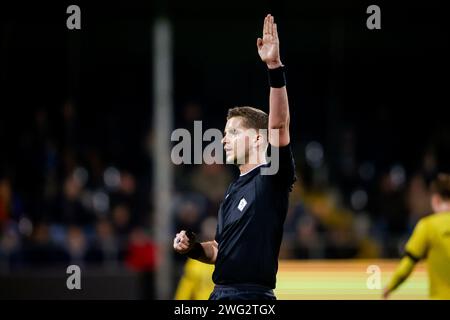 Venlo, Paesi Bassi. 2 febbraio 2024. VENLO, PAESI BASSI - 2 FEBBRAIO: L'arbitro Thomas Hardeman gestures durante il Keuken Kampioen Divisie match tra VVV-Venlo e Jong PSV a Covebo Stadion - De Koel il 2 febbraio 2024 a Venlo, Paesi Bassi. (Foto di Broer van den Boom/Orange Pictures) credito: Orange Pics BV/Alamy Live News Foto Stock