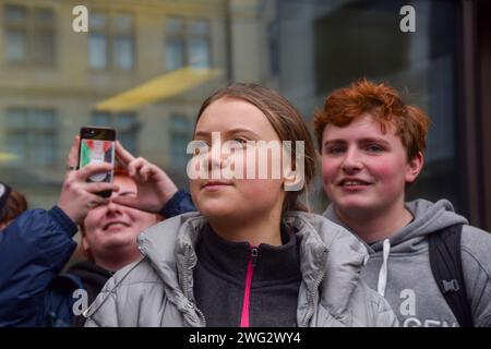 Londra, Regno Unito. 2 febbraio 2024. Greta Thunberg si trova fuori dalla Corte dei magistrati di Westminster il secondo giorno del suo processo. L'attivista svedese è stato assolto dopo essere stato arrestato in una protesta contro i combustibili fossili a Mayfair durante l'Energy Intelligence Forum e accusato di un reato di ordine pubblico. (Foto di Vuk Valcic/SOPA Images/Sipa USA) credito: SIPA USA/Alamy Live News Foto Stock