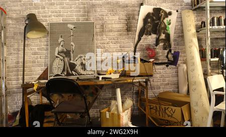 Stoccolma, Svezia, dicembre 29 2023. Mostra d'arte. Il mistero di Banksy Una mente geniale. Studio. Foto Stock