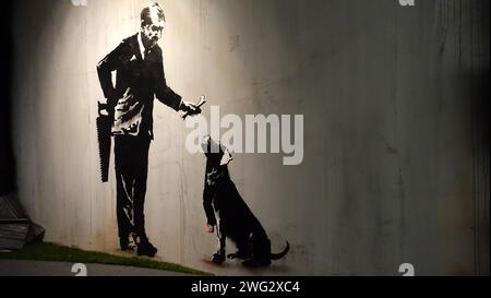 Stoccolma, Svezia, dicembre 29 2023. Mostra d'arte. Il mistero di Banksy Una mente geniale. L'uomo e il cane. Foto Stock