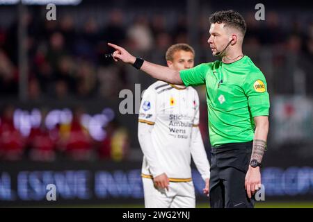 Almere, Paesi Bassi. 2 febbraio 2024. ALMERE, PAESI BASSI - 2 FEBBRAIO: Gesti dell'arbitro Robin Hensgens durante la partita olandese Eredivisie tra l'Almere City FC e l'Excelsior Rotterdam allo Yanmar Stadion il 2 febbraio 2024 ad Almere, Paesi Bassi. (Foto di Andre Weening/Orange Pictures) credito: dpa/Alamy Live News Foto Stock