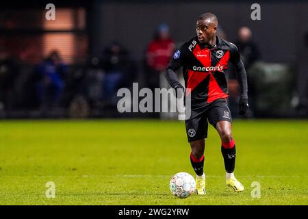 Almere, Paesi Bassi. 2 febbraio 2024. ALMERE, PAESI BASSI - 2 FEBBRAIO: Yoann Cathline dell'Almere City FC corre con il pallone durante la partita olandese Eredivisie tra l'Almere City FC e l'Excelsior Rotterdam allo Yanmar Stadion il 2 febbraio 2024 ad Almere, Paesi Bassi. (Foto di Andre Weening/Orange Pictures) credito: dpa/Alamy Live News Foto Stock