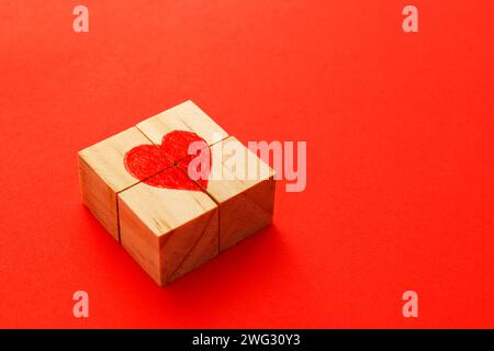 Puzzle a cubo di legno che forma un cuore al centro Foto Stock