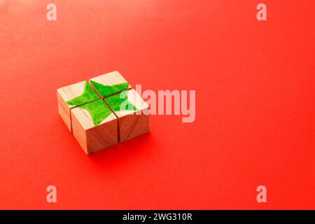 Puzzle a cubo di legno che forma una stella al centro Foto Stock