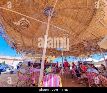 Abu Simbel - Egitto - 12 giugno 2023: Caffetteria tradizionale egiziana. Egitto Foto Stock
