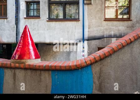 Vienna, Austria. 1° ottobre 2023. Architettura espressionista della casa Hundertwasser, edificio di appartamenti progettato per essere in armonia con la natura Foto Stock