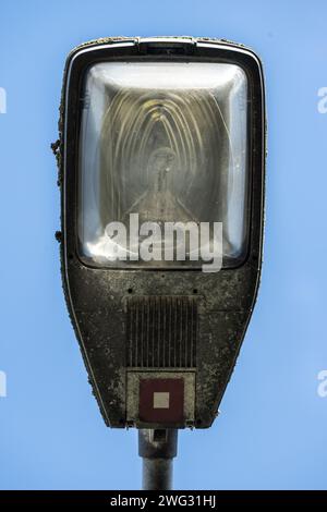 Dettaglio di un vecchio riflettore per lampioni stradali Foto Stock