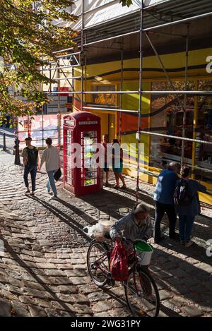 Vienna, Austria. 1° ottobre 2023. Architettura espressionista della casa Hundertwasser, edificio di appartamenti progettato per essere in armonia con la natura Foto Stock