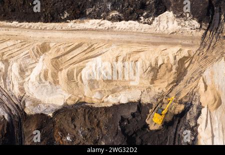 Vista dall'alto dell'escavatore in funzione nel cantiere. Foto Stock