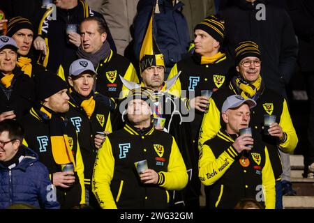 Venlo, Paesi Bassi. 2 febbraio 2024. VENLO, PAESI BASSI - 2 FEBBRAIO: Sostenitori del VVV-Venlo in stile Carnaval durante il Keuken Kampioen Divisie match olandese tra VVV-Venlo e Jong PSV al Covebo Stadion - De Koel il 2 febbraio 2024 a Venlo, Paesi Bassi. (Foto di Broer van den Boom/Orange Pictures) credito: Orange Pics BV/Alamy Live News Foto Stock