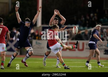 Ieuan Davies del Galles U20's è stato eliminato sotto pressione durante il Guinness U20 Six Nations Match 2024 Galles U20s vs Scozia U20s allo Stadiwm CSM, Colwyn Bay, Regno Unito, 2 febbraio 2024 (foto di Steve Flynn/News Images) Foto Stock