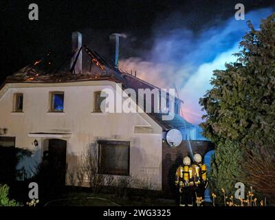 Großalarm für die Feuerwehren der Gemeinde Seelze. Dachstuhl in Meiers Mühle in Harenberg steht in Vollbrand und stürzt ein. *** Il grande allarme per i vigili del fuoco del comune di Seelze Roof capriata a Meiers Mühle ad Harenberg è in fiamme e crolla Foto Stock