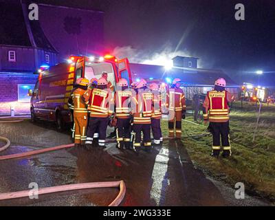 Großalarm für die Feuerwehren der Gemeinde Seelze. Dachstuhl in Meiers Mühle in Harenberg steht in Vollbrand und stürzt ein. *** Il grande allarme per i vigili del fuoco del comune di Seelze Roof capriata a Meiers Mühle ad Harenberg è in fiamme e crolla Foto Stock