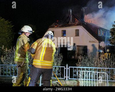 Großalarm für die Feuerwehren der Gemeinde Seelze. Dachstuhl in Meiers Mühle in Harenberg steht in Vollbrand und stürzt ein. *** Il grande allarme per i vigili del fuoco del comune di Seelze Roof capriata a Meiers Mühle ad Harenberg è in fiamme e crolla Foto Stock