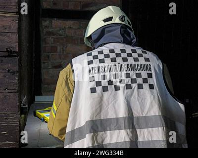 Großalarm für die Feuerwehren der Gemeinde Seelze. Dachstuhl in Meiers Mühle in Harenberg steht in Vollbrand und stürzt ein. *** Il grande allarme per i vigili del fuoco del comune di Seelze Roof capriata a Meiers Mühle ad Harenberg è in fiamme e crolla Foto Stock