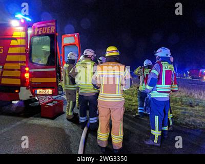 Großalarm für die Feuerwehren der Gemeinde Seelze. Dachstuhl in Meiers Mühle in Harenberg steht in Vollbrand und stürzt ein. *** Il grande allarme per i vigili del fuoco del comune di Seelze Roof capriata a Meiers Mühle ad Harenberg è in fiamme e crolla Foto Stock