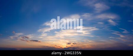 Un bellissimo cielo al tramonto con nuvole. Panorama del cielo spettacolare durante l'ora d'oro. Foto Stock