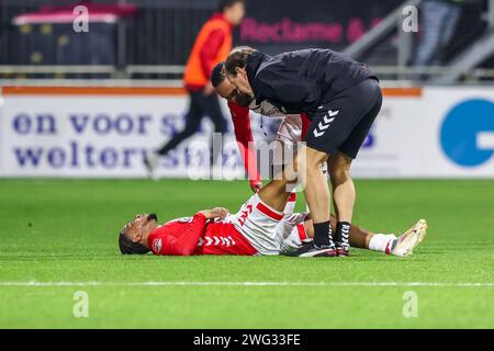 Emmen, Paesi Bassi. 2 febbraio 2024. EMMEN, PAESI BASSI - 2 FEBBRAIO: Vicente Besuijen dell'FC Emmen ha dei crampi durante il Keuken Kampioen Divisie match tra l'FC Emmen e l'FC Eindhoven a De Oude Meerdijk il 2 febbraio 2024 a Emmen, Paesi Bassi. (Foto di Pieter van der Woude/Orange Pictures) credito: Orange Pics BV/Alamy Live News Foto Stock