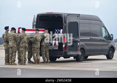 Dover, Delaware, USA. 2 febbraio 2024. (NUOVO) il presidente degli Stati Uniti Joe Biden e la First Lady Jill Biden partecipano a un trasferimento dignitoso dei tre soldati uccisi in un attacco di droni in Giordania da militanti iraniani alla base aerea di dover, Delaware. 2 febbraio 2024, dover, Delaware, USA: I corpi dei soldati di riserva dell'esercito, il sergente William Rivers, il sergente Breonna Moffett e il sergente Kennedy Sanders erano in un caso di trasferimento drappeggiato in bandiera, è stato rimosso uno alla volta da squadre di sei portaerei in uniformi mimetiche e guanti bianchi che li portavano dalla stiva di un aereo da trasporto C-5 grigio t Foto Stock