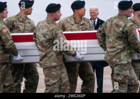 Dover, USA. 2 febbraio 2024. Il presidente degli Stati Uniti Joe Biden osserva come una squadra di trasporto dell'esercito degli Stati Uniti sposta una scatola di trasferimento drappeggiata segnalata contenente i resti del sergente dell'esercito Breonna Moffett durante un trasferimento dignitoso alla dover Air Force base, del., venerdì 2 febbraio 2024. William Rivers, Breonna Moffett e Kennedy Sanders sono stati uccisi e altri 40 militari sono rimasti feriti durante un attacco di droni in Giordania. (Foto di Nathan Howard/Sipa USA) credito: SIPA USA/Alamy Live News Foto Stock