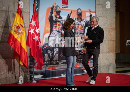 Madrid, Spagna. 2 febbraio 2024. Isabel Díaz Ayuso, presidente della Comunità di Madrid, regala un souvenir all'autista di Madrid Carlos Sainz. Omaggio della Comunità di Madrid ai piloti Carlos Sainz e Lucas Cruz, vincitori della Dakar 2024. Il pilota di Madrid Carlos Sainz e il suo co-pilota, Lucas Cruz, vincitori del Rally Dakar 2024, sono stati onorati presso la Real Casa de Correos, sede del governo regionale. L'evento è stato guidato dal presidente della Comunità di Madrid, Isabel Díaz Ayuso. Credito: SOPA Images Limited/Alamy Live News Foto Stock