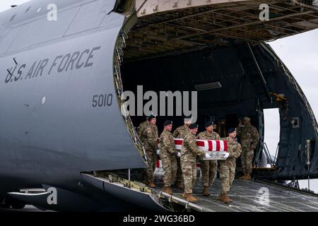 Una squadra di trasporto dell'esercito degli Stati Uniti sposta una scatola di trasferimento drappeggiata segnalata contenente i resti del sergente dell'esercito William Rivers durante un trasferimento dignitoso alla dover Air Force base, del., venerdì 2 febbraio 2024. William Rivers, Breonna Moffett e Kennedy Sanders sono stati uccisi e altri 40 militari sono rimasti feriti durante un attacco di droni in Giordania. (Foto di Nathan Howard/Sipa USA)il presidente Joe Biden, terza a sinistra, e la first lady Jill Biden, a destra, stanno come una squadra di trasporto dell'esercito sposta la scatola di trasferimento contenente i resti del sergente dell'esercito americano Kennedy Ladon Sanders, 24 anni, di Waycross, GA, AT Foto Stock