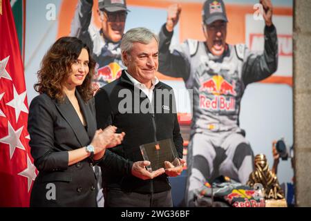 Madrid, Spagna. 2 febbraio 2024. Isabel Díaz Ayuso, presidente della Comunità di Madrid, regala un souvenir all'autista di Madrid Carlos Sainz. Omaggio della Comunità di Madrid ai piloti Carlos Sainz e Lucas Cruz, vincitori della Dakar 2024. Il pilota di Madrid Carlos Sainz e il suo co-pilota, Lucas Cruz, vincitori del Rally Dakar 2024, sono stati onorati presso la Real Casa de Correos, sede del governo regionale. L'evento è stato guidato dal presidente della Comunità di Madrid, Isabel Díaz Ayuso. Credito: SOPA Images Limited/Alamy Live News Foto Stock