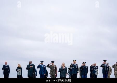 Dover, USA. 2 febbraio 2024. Il presidente Joe Biden, a sinistra, e la first lady Jill Biden, seconda da sinistra, insieme al partito ufficiale partecipano al trasferimento dignitoso di tre soldati statunitensi caduti alla dover Air Force base, del., venerdì 2 febbraio 2024. William Rivers, Breonna Moffett e Kennedy Sanders sono stati uccisi e altri 40 militari sono rimasti feriti durante un attacco di droni in Giordania. (Foto di Nathan Howard/Sipa USA) credito: SIPA USA/Alamy Live News Foto Stock