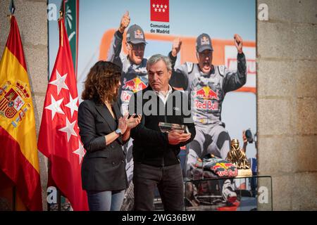 Madrid, Spagna. 2 febbraio 2024. Isabel Díaz Ayuso, presidente della Comunità di Madrid, regala un souvenir all'autista di Madrid Carlos Sainz. Omaggio della Comunità di Madrid ai piloti Carlos Sainz e Lucas Cruz, vincitori della Dakar 2024. Il pilota di Madrid Carlos Sainz e il suo co-pilota, Lucas Cruz, vincitori del Rally Dakar 2024, sono stati onorati presso la Real Casa de Correos, sede del governo regionale. L'evento è stato guidato dal presidente della Comunità di Madrid, Isabel Díaz Ayuso. Credito: SOPA Images Limited/Alamy Live News Foto Stock