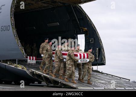 Una squadra di trasporto dell'esercito degli Stati Uniti sposta una scatola di trasferimento drappeggiata segnalata contenente i resti del sergente dell'esercito William Rivers durante un trasferimento dignitoso alla dover Air Force base, del., venerdì 2 febbraio 2024. William Rivers, Breonna Moffett e Kennedy Sanders sono stati uccisi e altri 40 militari sono rimasti feriti durante un attacco di droni in Giordania. (Foto di Nathan Howard/Sipa USA)il presidente Joe Biden, terza a sinistra, e la first lady Jill Biden, a destra, stanno come una squadra di trasporto dell'esercito sposta la scatola di trasferimento contenente i resti del sergente dell'esercito americano Kennedy Ladon Sanders, 24 anni, di Waycross, GA, AT Foto Stock