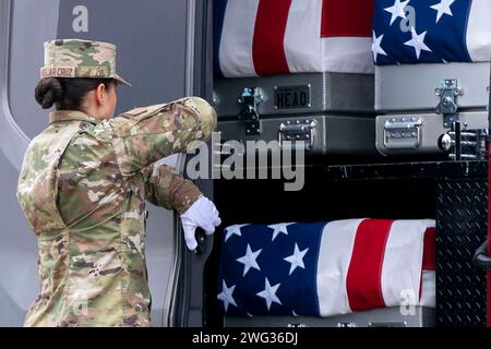 Dover, Stati Uniti. 2 febbraio 2024. Un membro della squadra di trasporto dell'esercito degli Stati Uniti chiude le porte di un veicolo di trasferimento che trasporta i resti del sergente dell'esercito Kennedy Sanders, del sergente dell'esercito William Rivers e del sergente dell'esercito Breonna Moffett si prepara a partire durante un trasferimento dignitoso alla dover Air Force base di dover, Delaware, venerdì, 2 febbraio 2024. I tre soldati americani sono stati uccisi in Giordania questa settimana in un drone sciopero attribuito a gruppi militanti sostenuti dall'Iran. Foto di Bonnie Cash/UPI credito: UPI/Alamy Live News Foto Stock