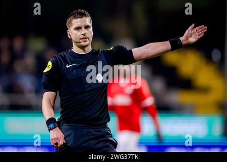 Venlo, Paesi Bassi. 2 febbraio 2024. VENLO, PAESI BASSI - 2 FEBBRAIO: L'arbitro Thomas Hardeman gestures durante il Keuken Kampioen Divisie match tra VVV-Venlo e Jong PSV a Covebo Stadion - De Koel il 2 febbraio 2024 a Venlo, Paesi Bassi. (Foto di Broer van den Boom/Orange Pictures) credito: Orange Pics BV/Alamy Live News Foto Stock