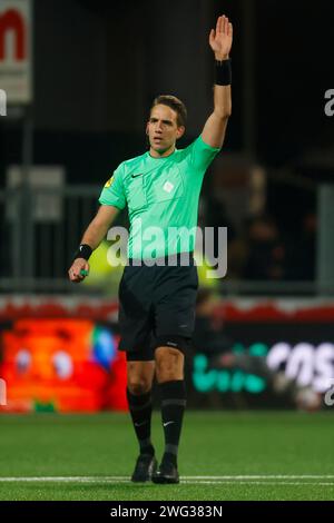 Maastricht, Paesi Bassi. 2 febbraio 2024. MAASTRICHT, PAESI BASSI - 2 FEBBRAIO: L'arbitro Clay Ruperti guarda durante il match MVV Maastricht tra Telstar a De Geusselt il 2 febbraio 2024 a Maastricht, Paesi Bassi. (Foto di Orange Pictures) credito: dpa/Alamy Live News Foto Stock