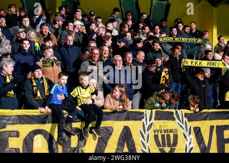 Venlo, Paesi Bassi. 2 febbraio 2024. VENLO, PAESI BASSI - 2 FEBBRAIO: Tifosi e tifosi del VVV Venlo applaudono durante il Keuken Kampioen Divisie match olandese tra VVV-Venlo e Jong PSV al Covebo Stadion - De Koel il 2 febbraio 2024 a Venlo, Paesi Bassi. (Foto di Broer van den Boom/Orange Pictures) credito: Orange Pics BV/Alamy Live News Foto Stock