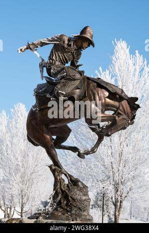 Regolazione dell'assetto, una scultura di Austin Bartin, nel centro cittadino di Giuseppe, Oregon. Foto Stock