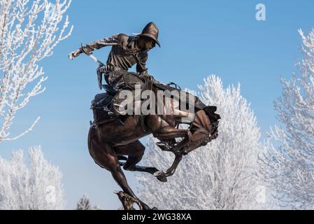 Regolazione dell'assetto, una scultura di Austin Bartin, nel centro cittadino di Giuseppe, Oregon. Foto Stock