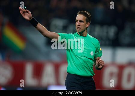 Maastricht, Paesi Bassi. 2 febbraio 2024. MAASTRICHT, PAESI BASSI - 2 FEBBRAIO: L'arbitro Clay Ruperti guarda durante il match MVV Maastricht tra Telstar a De Geusselt il 2 febbraio 2024 a Maastricht, Paesi Bassi. (Foto di Orange Pictures) credito: dpa/Alamy Live News Foto Stock