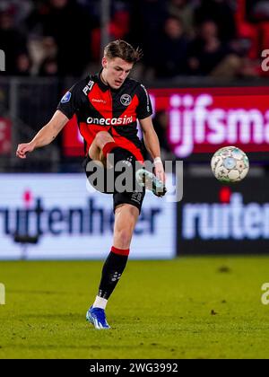 Almere, Paesi Bassi. 2 febbraio 2024. ALMERE, PAESI BASSI - 2 FEBBRAIO: Stije Resink dell'Almere City FC calza la palla durante la partita olandese Eredivisie tra l'Almere City FC e l'Excelsior Rotterdam allo Yanmar Stadion il 2 febbraio 2024 ad Almere, Paesi Bassi. (Foto di Andre Weening/Orange Pictures) credito: dpa/Alamy Live News Foto Stock