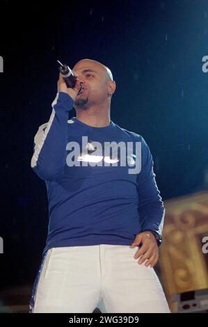 Padova Italia 2001-06-02 : concerto dal vivo Eiffel 65, il cantante Jeffrey Jey (Gianfranco Randone) durante lo spettacolo televisivo “Festivalbar 2001” Foto Stock