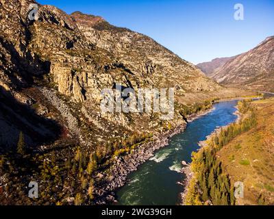 Lo straordinario scatto aereo cattura il sereno fiume Katun mentre si snoda attraverso il vivace paesaggio Altai in autunno. Foto Stock